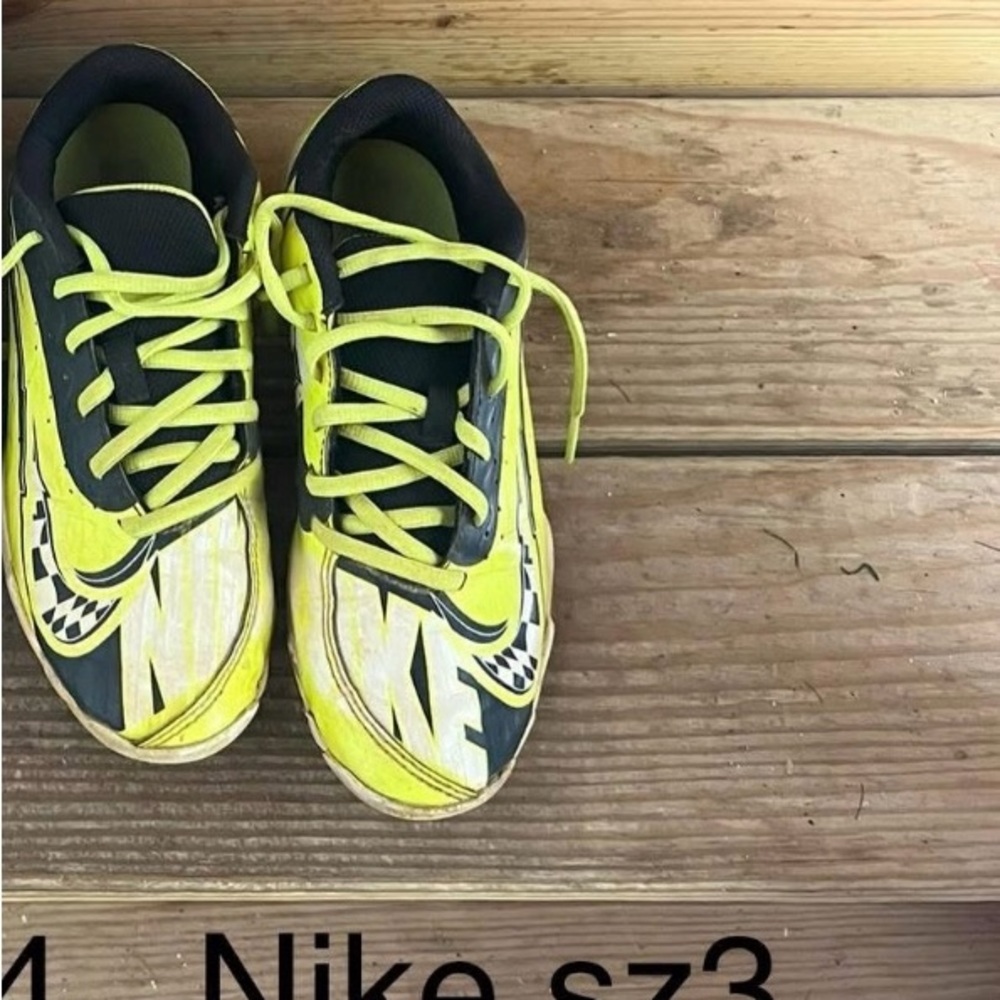 Nike Kids Black and Yellow baseball cleats. Sz 3